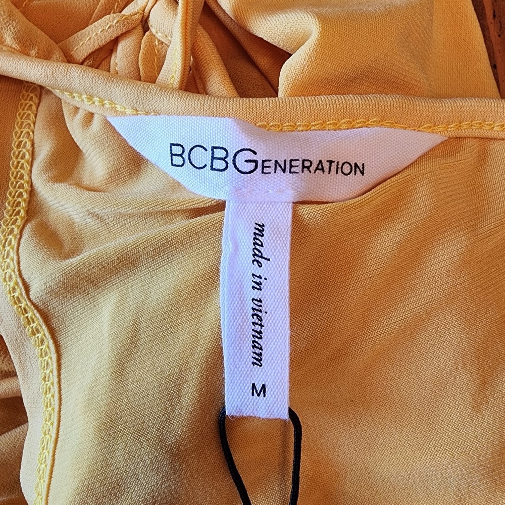BCBGeneration Honeygold Ruffle Cold Shoulder Top Women's Medium NWT - Picture 4 of 7